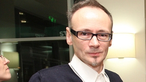 Mihai Albu trage ponoasele, după ce fosta soţie şi-a luat găină drept animal de companie. Vezi cum este strigat pe stradă