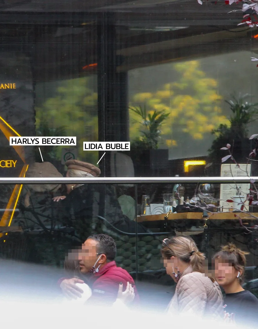 Lidia Buble și Harlys Becerra se sărută la terasă (Foto: CANCAN.RO)