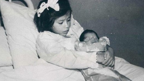 Ea este cea mai tânără mamă din istorie! În 1938, la 5 ani, a născut un băieţel perfect sănătos! Cum arată acum