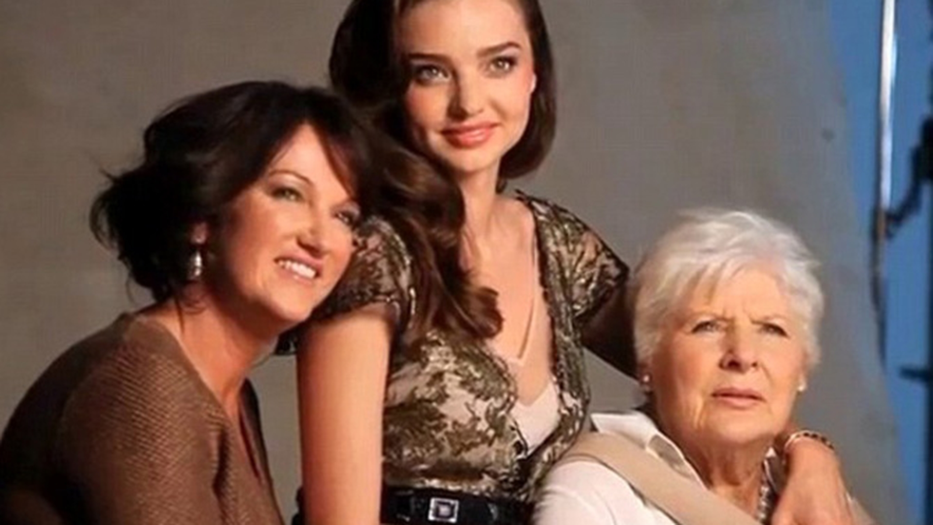 Miranda Kerr a pozat cu mama si bunica ei: frumusetea e mostenire de familie!