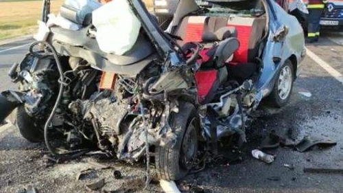 Doi adulți și un copil și-au pierdut viața în urma unui accident grav! Autoturismul în care se aflau s-a izbit de un TIR