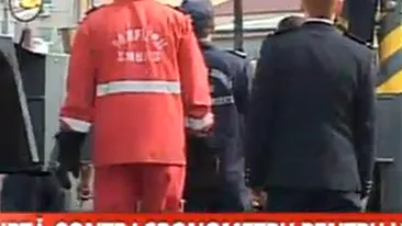 Doi hoti de fier vechi, prinsi sub o placa de beton pe un santier din cartierul Colentina, din Capitala