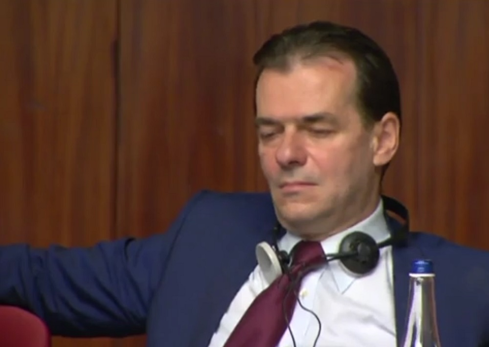 Ludovic Orban a adormit de mai multe ori la o dezbatere. Reacția președintelui PNL după ce a fost întrebat despre aceste imagini filmate