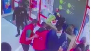 Bătaie într-un magazin din Buzău, după ce un client a fost rugat să își pună masca de protecție