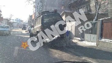 Nu gasesti loc de parcare din cauza muntilor de zapada de pe strazi? Uite cum si-a lasat un roman masina pe un morman de zapada de pe trotuar