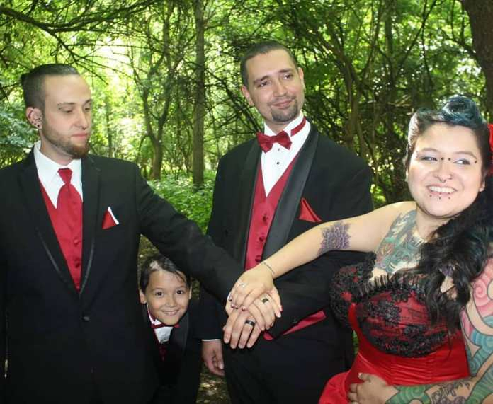 Mariaj atipic! O femeie este căsătorită cu doi bărbați. Cum merge relația în trei. „Noi ne considerăm o familie”