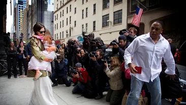 Rasfatata showbiz-ului! Suri Cruise, asteptata de o armata de paparazi la iesirea din casa!