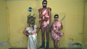 Pictorial bolnav din carne de porc donata ulterior maidanezilor! O scoala de modeling a reinterpretat costumul divei Lady Gaga!