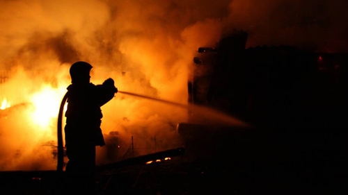 Ultima oră! Acoperişul unui hotel din judeţul Arad a luat foc, clădirea fiind evacuată
