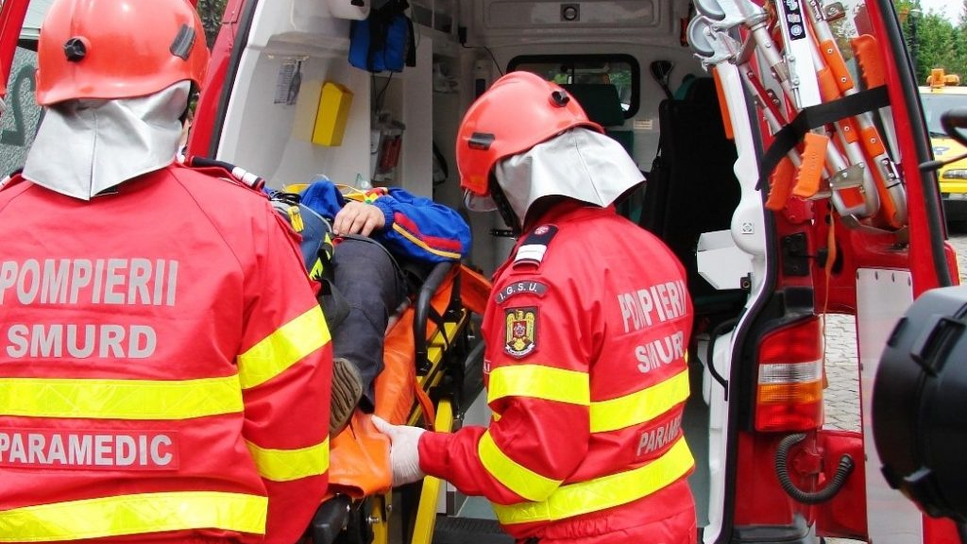 Accident grav în Suceava! Un tânăr de 26 de ani a murit, iar o altă persoană a fost rănită, după ce s-au răsturnat cu mașina într-un pârâu