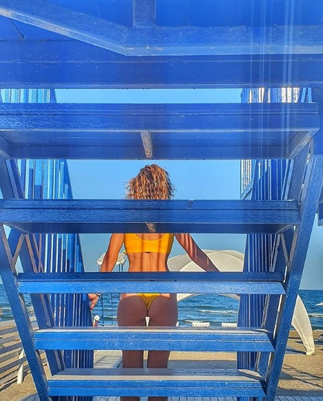 Carmen Brumă, apariție incendiară pe malul mării în bikini minusculi