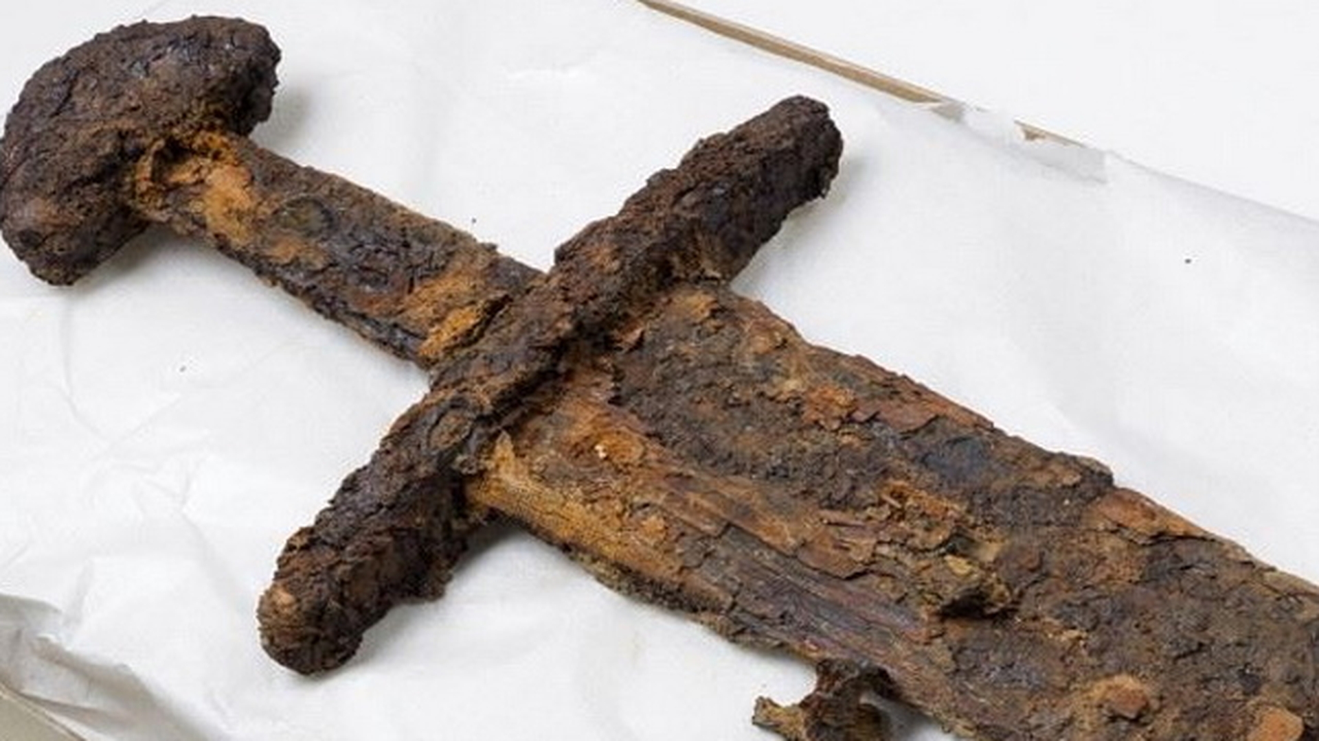 Ce au gasit arheologii din Norvegia dupa ce un cautator de comori a venit la ei cu o sabie din epoca vikingilor