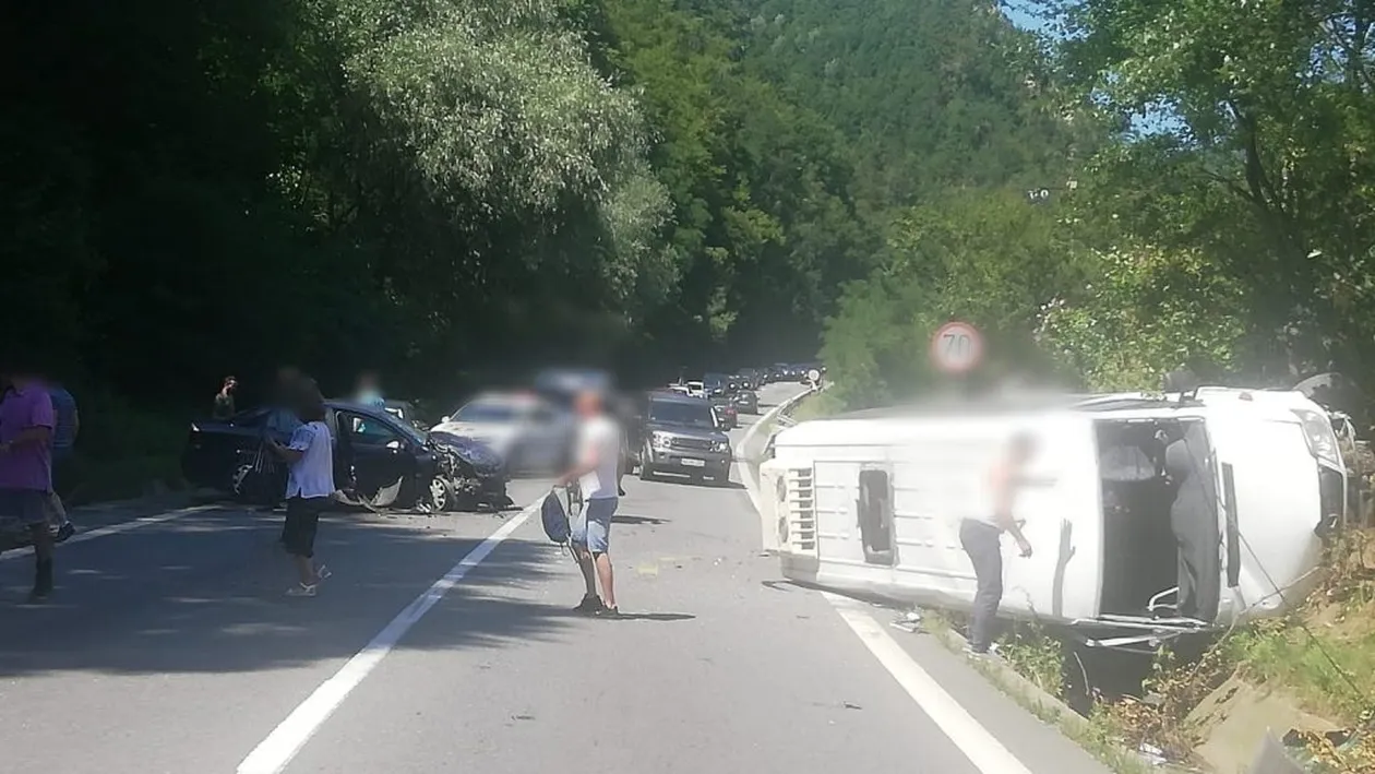 Accident grav pe Valea Oltului! 21 de persoane au primit îngrijiri medicale