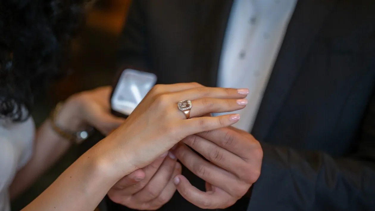 A cerut-o în căsătorie și s-a ales cu o palmă peste față. De ce a reacționat în acest mod iubita unui tânăr din New York