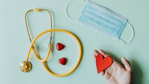 Simptomele de COVID diferă la cei vaccinați față de persoanele nevaccinate. Cum faci diferența
