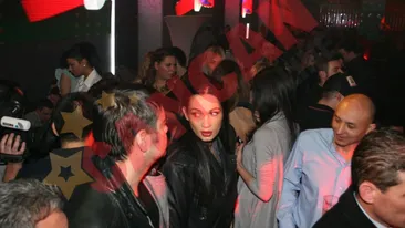 Zsolt Csergo a supravegheat-o pe Nicoleta Luciu, la o prezentare de moda, in picioare