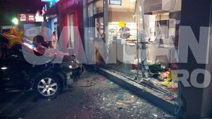 Mort de gelozie, a vrut să-şi lovească soţia cu maşina, dar a ratat şi a intrat într-un supermarket din Capitală!