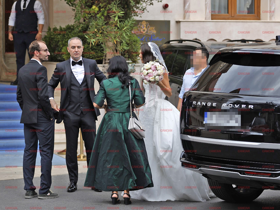 Ministrul Finanțelor și soția, ședință foto la Palatul Șuter. Nașa de cununie a mirilor a atras privirile tuturor!