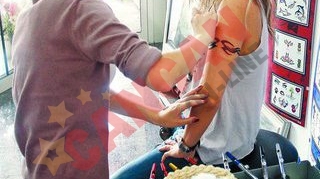 S-a tatuat pe brat