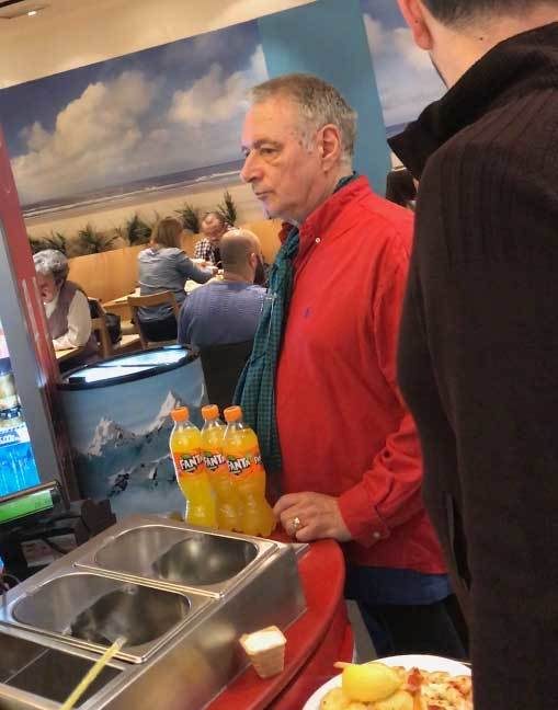 Mădălin Voicu şi-a scos noua familie la mall