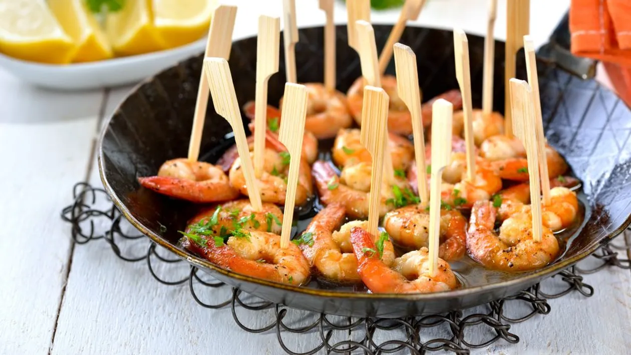 O rețetă ușoară și sănătoasă de creveți prăjiți cu usturoi. Se prepară rapid și sigur mânânci tot din farfurie!