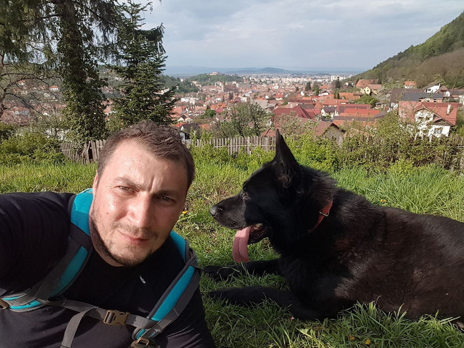 Bărbatul care l-a împușcat mortal pe polițistul din Timiș a fost prins. Marian Godina a publicat o poză cu criminalul încătușat