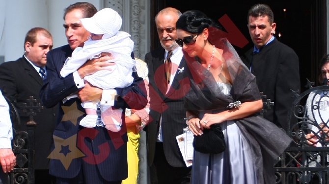 Petre Roman si Silvia Chifiriuc si-au botezat fiul! Petrus a tipat ca din gura de sarpe!