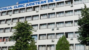 Bolnavi de cancer, umiliți la Arad. Au așteptat ore în șir sosirea medicului, apoi au fost poftiți în cabinet câte șase. Ce spun reprezentanții spitalului