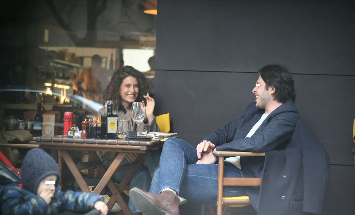 Alice Peneacă s-a prăpădit de râs, alături de un misterios bărbat, la un pahar de vin (Foto: CANCAN.RO)