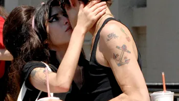 Amy Winehouse il saruta cu foc pe fostul sot, Blake Fielder!