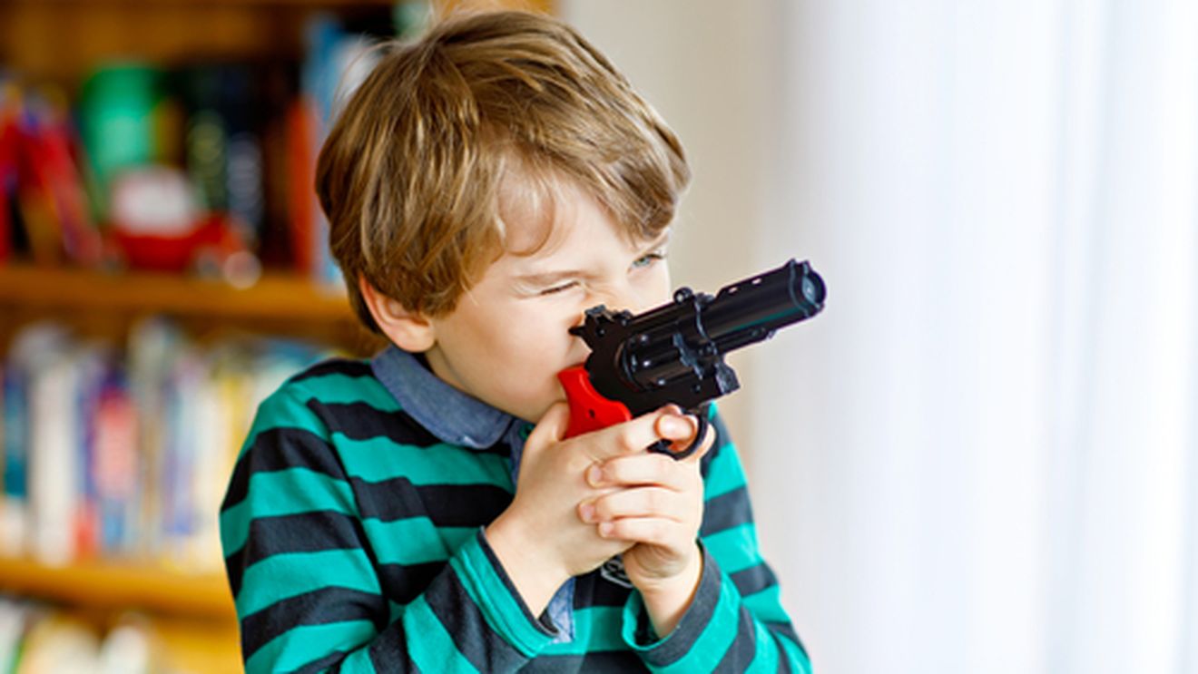 Crimă îngrozitoare! Un băiețel de cinci ani și-a ucis fratele mai mare cu un pistol găsit în parc