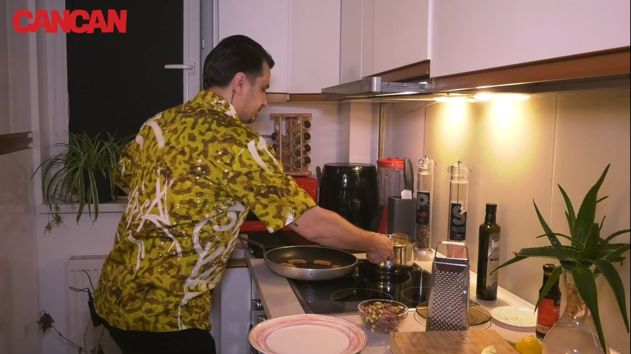 Îndrăgitul artist a gătit în exclusivitate pentru CANCAN.RO două “dish-uri” cu care orice bărbat priceput în ale bucătăriei ar putea să le surprindă pe femeile importante din viață (Foto: CANCAN.RO)