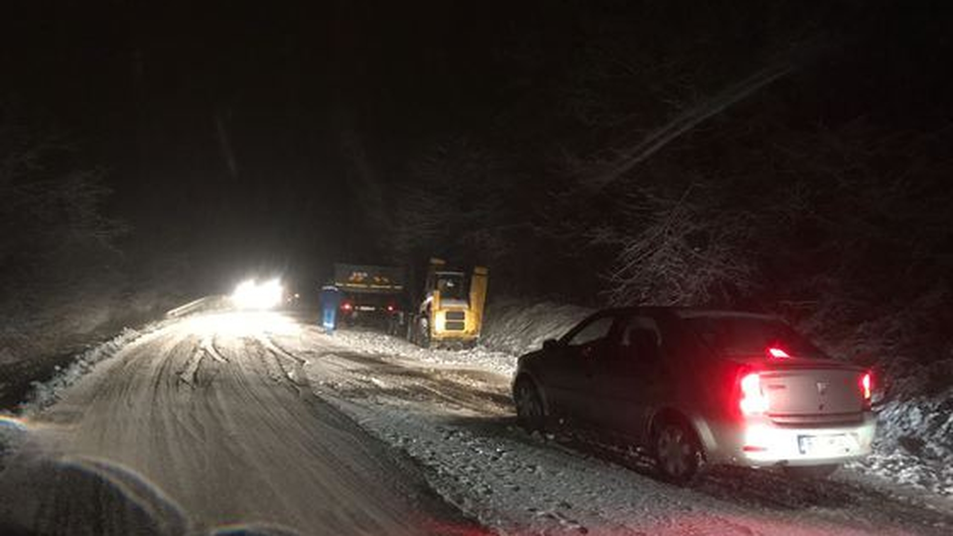 Autocar cu 40 de persoane, blocat pe un drum din Harghita după ce toată noaptea a nins