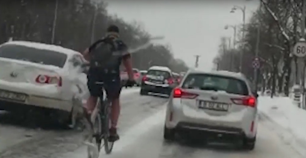 Un biciclist a făcut furori pe străzile troienite din București! Cum s-a îmbrăcat acesta, deși Capitala e sub cod portocaliu de ninsori viscol