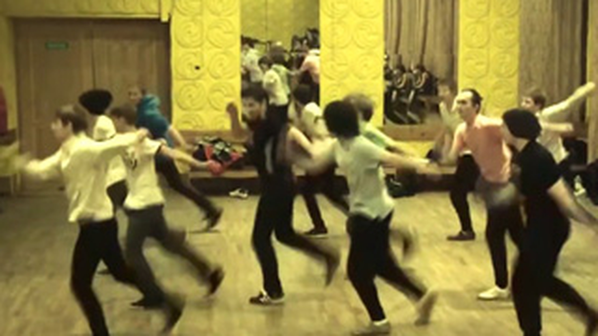 Andra ar lesina daca ar vedea asta, iar Mihai Petre ar ramane PRAF! Pustii astia danseaza intr-un mod dement - Zici ca sunt dati pe Fast Forward - Da-le Like neaparat