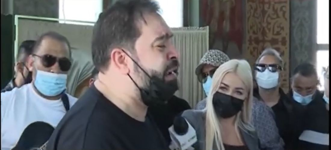 Florin Salam a interpretat cântece de jale la căpătâiul lui Ion Petrișor: “Pentru băieții lui, pentru nevasta lui”. Impresarul maneliștilor, condus pe ultimul drum astăzi | FOTO