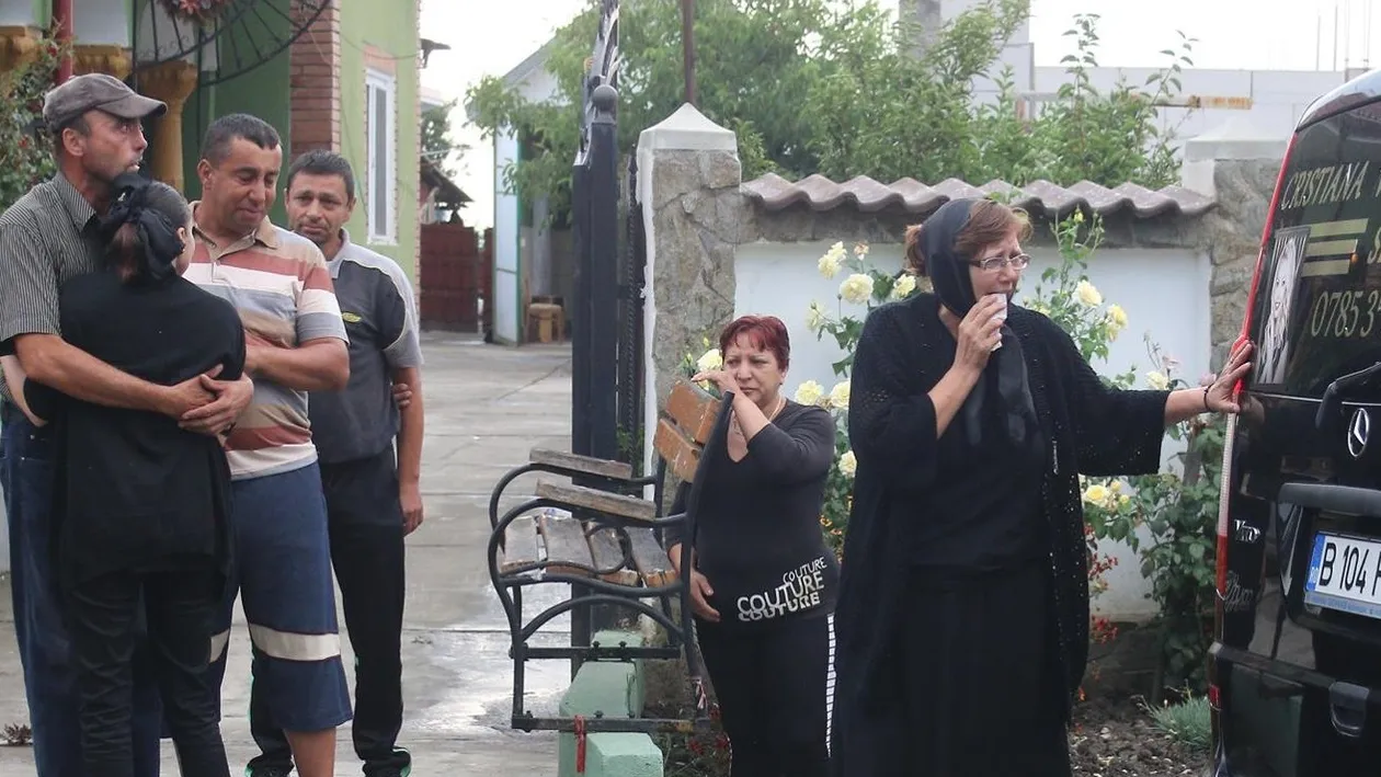 O protejează şi după moartea! Ce a apărut la poarta casei Denisei, după ce sicriul cu trupul neînsufleţit al artistei a ajuns la Ştefăneşti