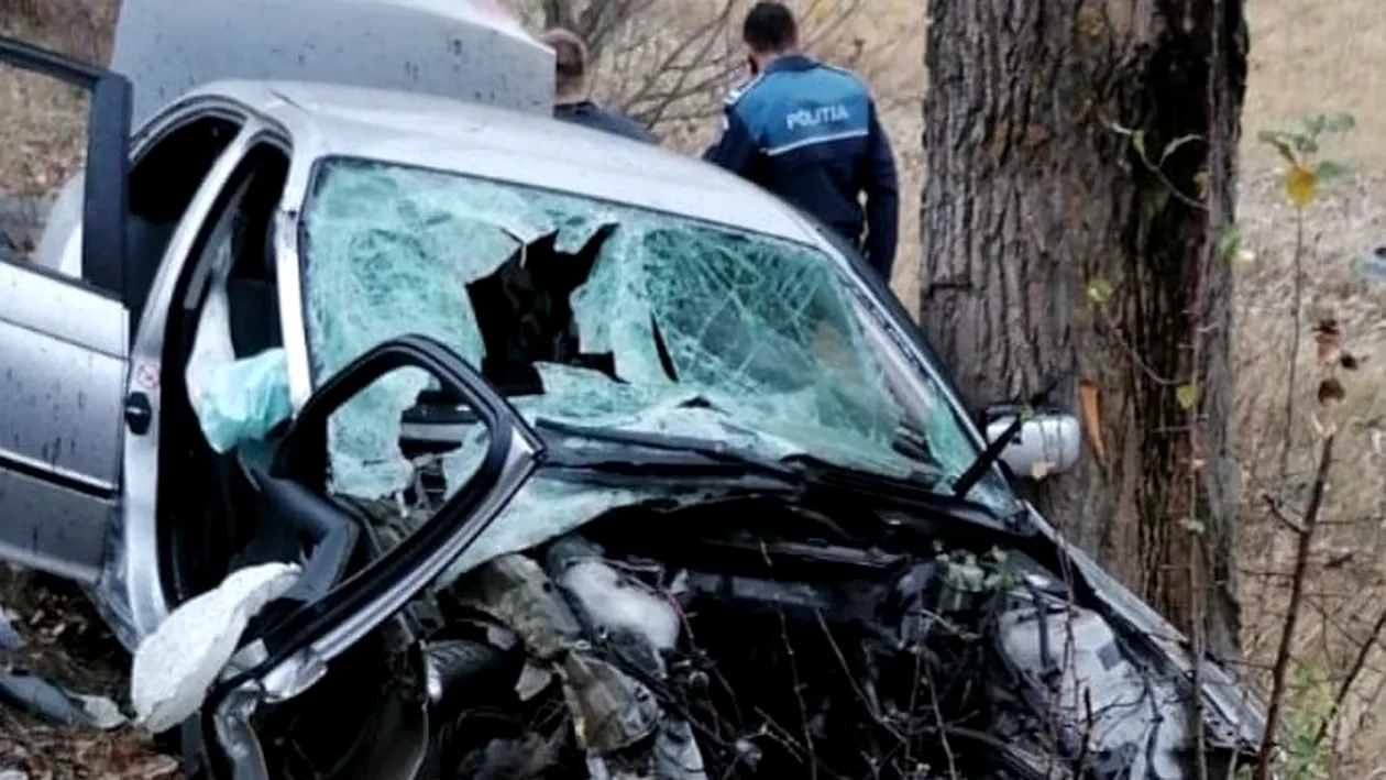 Impact devastator în județul Prahova. Un autoturism s-a făcut praf în localitatea Brazi. Trei oameni au fost grav răniți