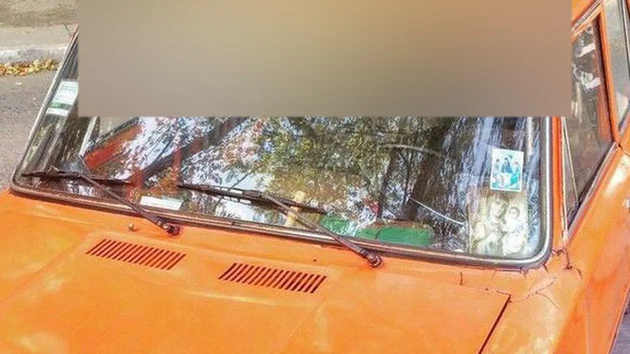 Imaginea care a creat ISTERIE in mediul virtual! Ce si-a pus un roman pe plafonul masinii!