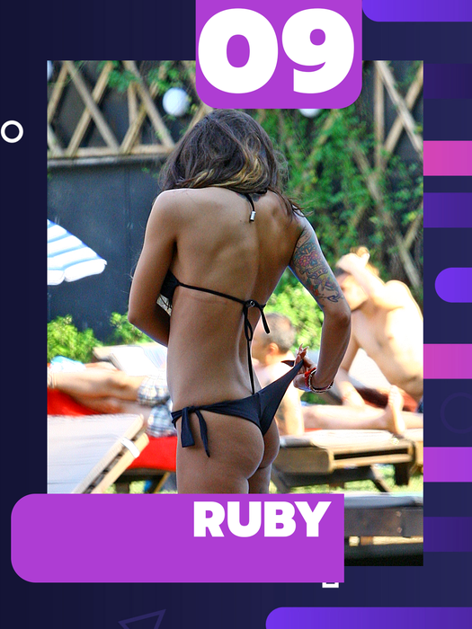 Top 30 sexy – dive care au devenit pudice și încearcă să-și acopere “elementele din dotare” cu mânuța. Gina Pistol & Daniela Crudu, în ipostaze de neuitat!