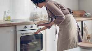 Între ce ORE nu trebuie să folosești aragazul electric sau cuptorul cu microunde. Dacă gătești atunci, te "rupe" la bani pe factura la curent
