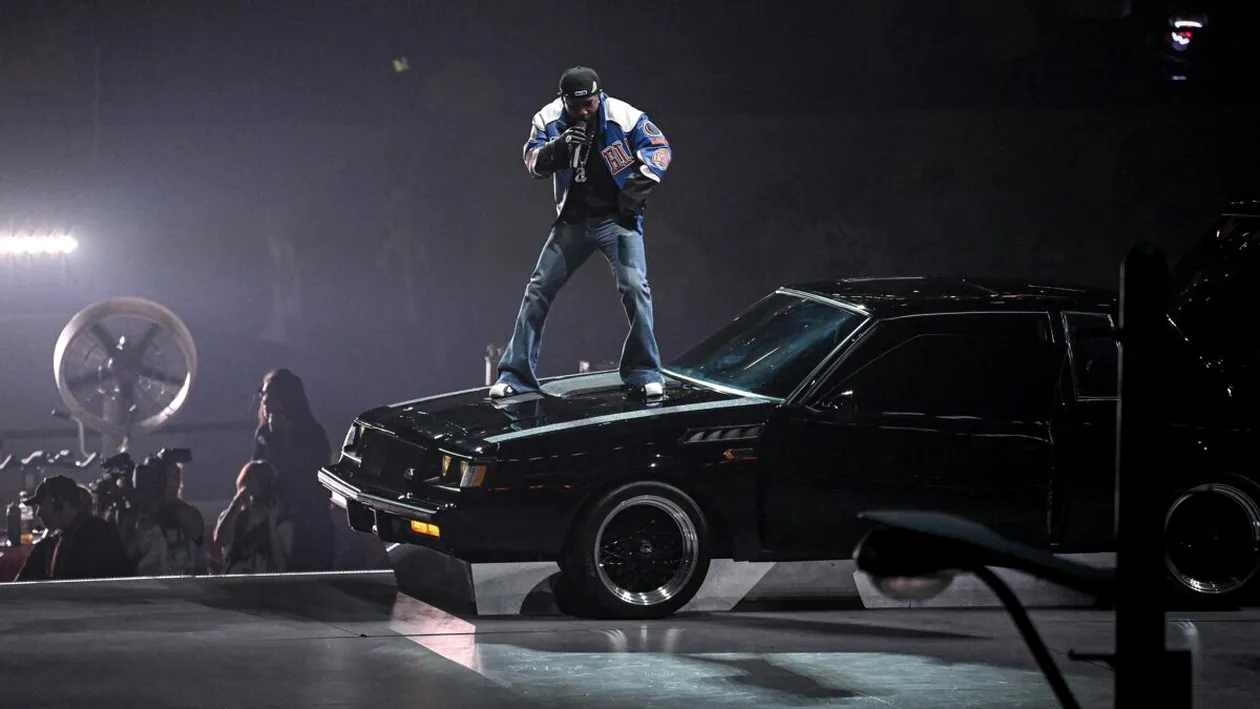 Nu e o glumă! Cât costă blugii purtați de Kendrick Lamar la Super Bowl 2025