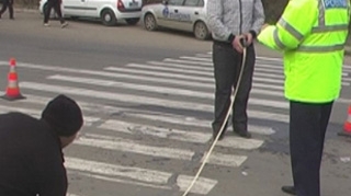 Un taxi a lovit trei persoane pe o trecere de pietoni din Drobeta Turnu Severin