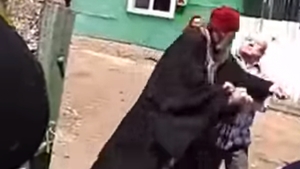 Scene incredibile la o pomană din Moldova. Preotul s-a luat la bătaie cu rudele mortului