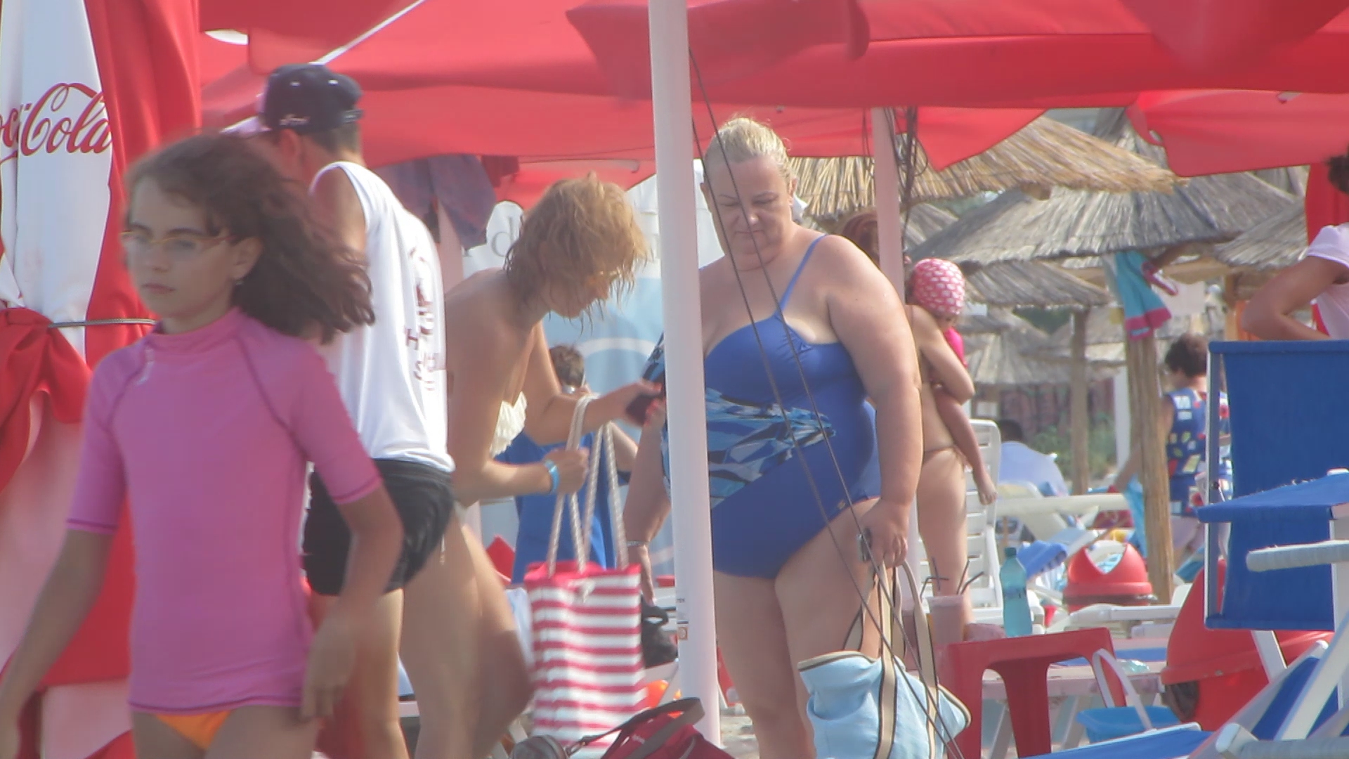 S-a dezbracat de prejudecati pe o plaja din Mamaia! Uite cum se relaxeaza "Regina Vinurilor" la Mamaia!