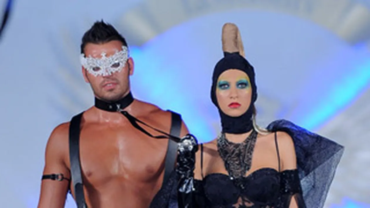 Un mascul in tanga si o dama in dantela i-au luat mintile lui Botezatu! Cel mai socant moment al verii: designerul s-a sarutat cu o femeie si un barbat in acelasi timp!