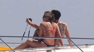 Jennifer Aniston se relaxeaza cu iubitul la Capri
