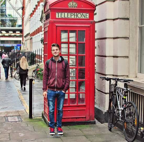 Gestul emoţionant al unui student din Sibiu a devenit viral! Ce mesaje a lipit Adrian Chirciu pe stâlpii din oraş