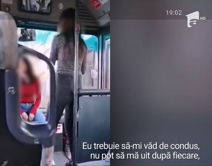 Imaginile zilei | Mai multe tinere din Lugoj au fost filmate în timp ce dansează pe manele, pe bordul unui autobuz. S-a lăsat cu amenințări: ”Au spus că o aruncă în Timiş, că o omoară”