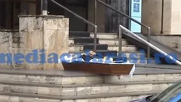 IMAGINI SOCANTE! Un barbat si-a lasat mortul in cosciug, in fata sediului unei banci! Vezi de ce a recurs la acest gest DISPERAT